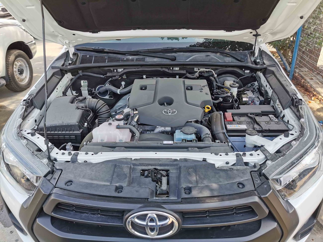 Toyota Hilux 2.4L Diesel, 17" Rims, Power Heat Switch, Rear Camera, Bluetooth-DVD, Fog Lights (CODE # THMO02)