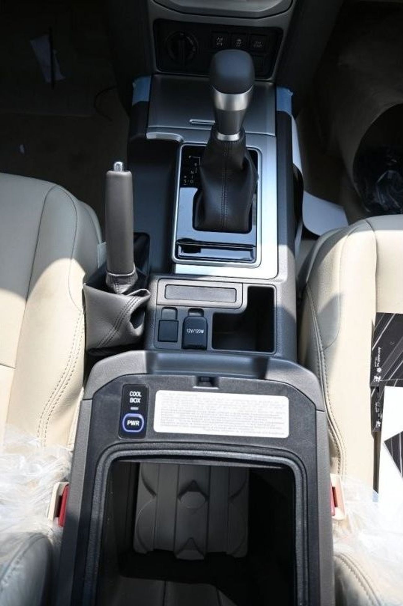 تويوتا برادو تويوتا لاندكروزر برادو 4.0 لتر TX.L بنزين ، دفع رباعي ، 5 أبواب ، مثبت سرعة ، فتحة سقف ، مقاعد كهربا