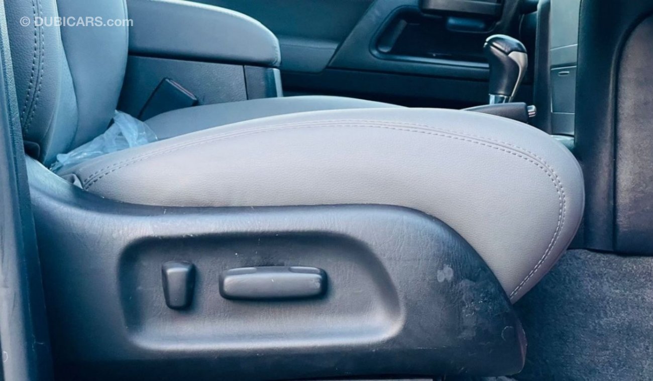 تويوتا لاند كروزر LC300 Face-Lifted 2016/6 GX Type 4.6L Petrol AT 8 Seater Premium Condition