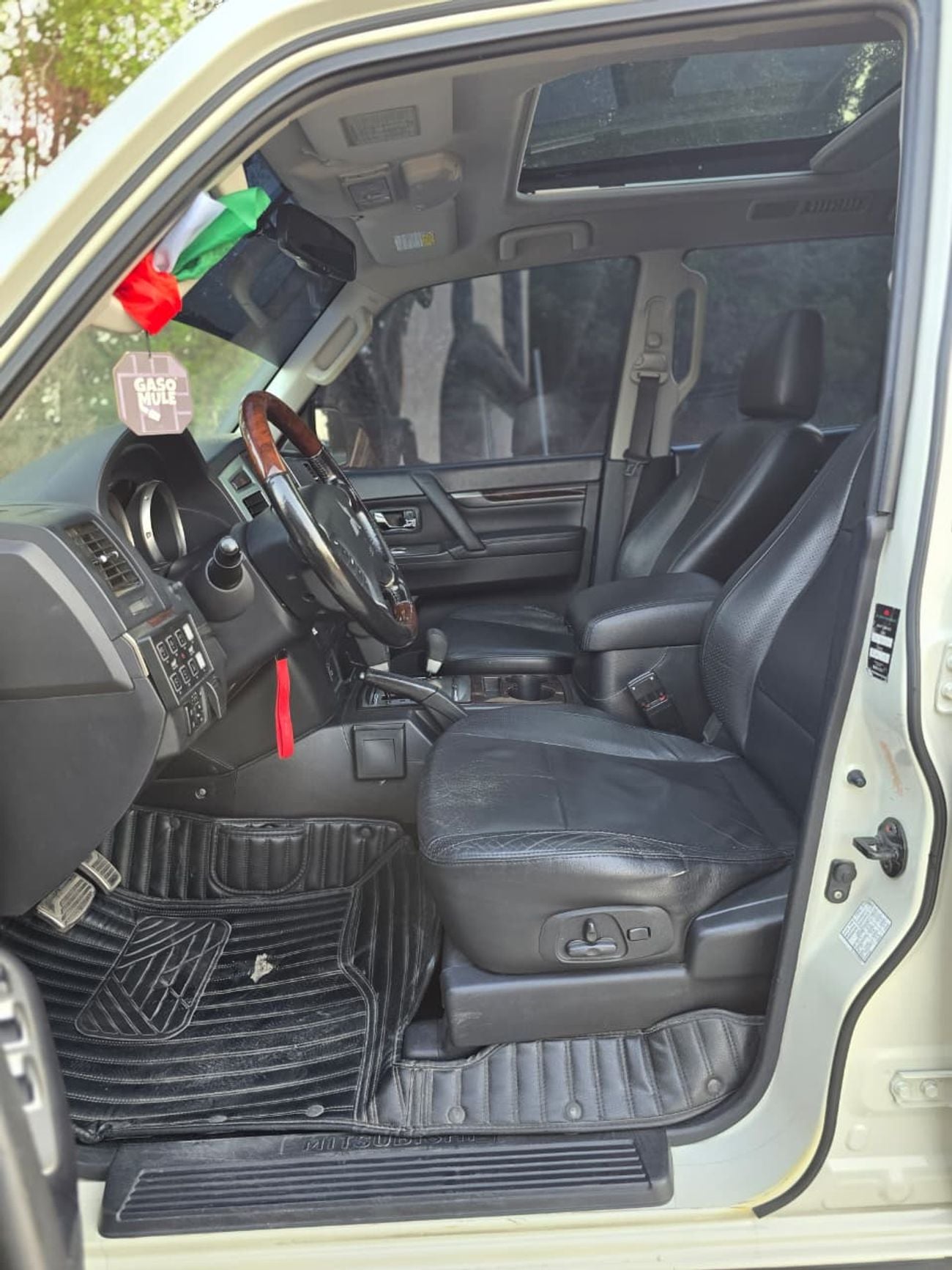 Mitsubishi Pajero GLS HIGHLINE TOP Mitsubishi Pajero 2011 GLS 3.8L | GCC Specs | Excellent Condition | Orginal paint |
