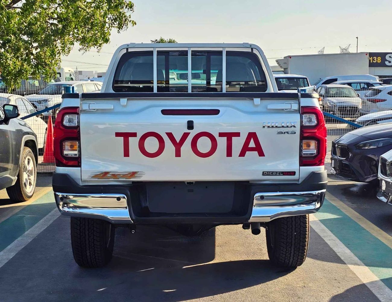 تويوتا هيلوكس SR5 / 2.4L DIESEL A/T / BLIND SPOT / DIFF LOCK / FR&RR CHROME BUMPERS / (CODE # HDFAA)