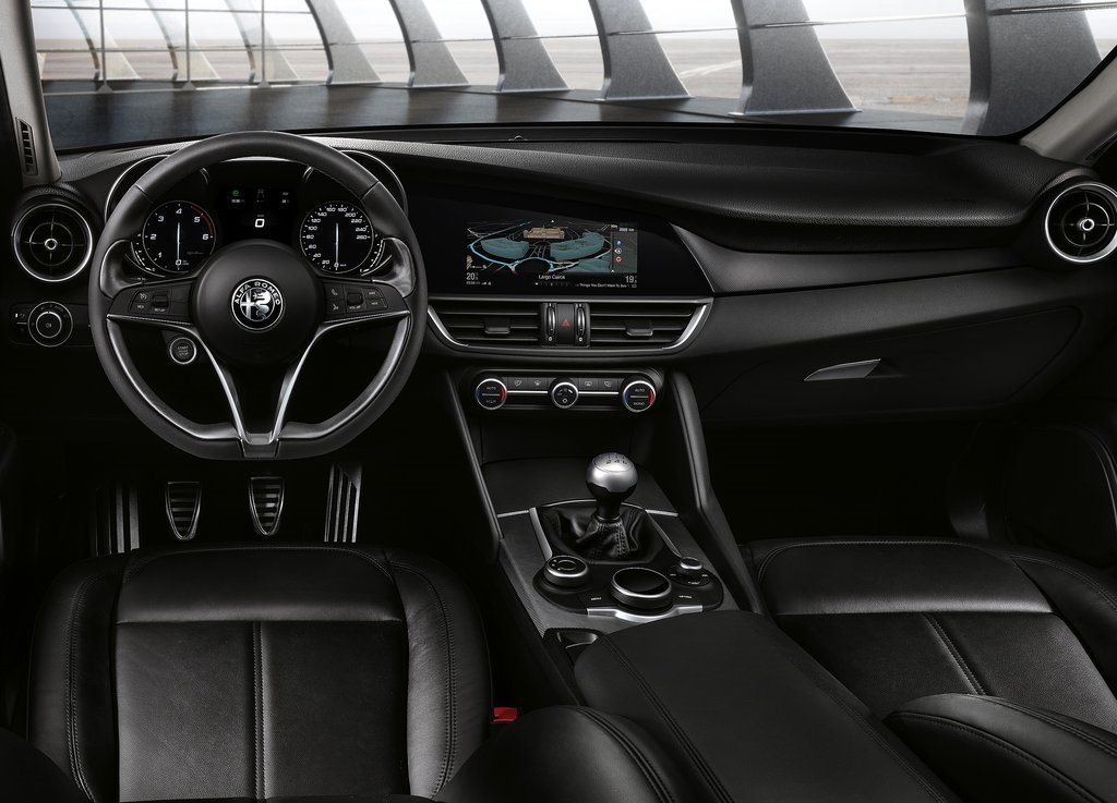 Alfa Romeo Giulia interior - Cockpit