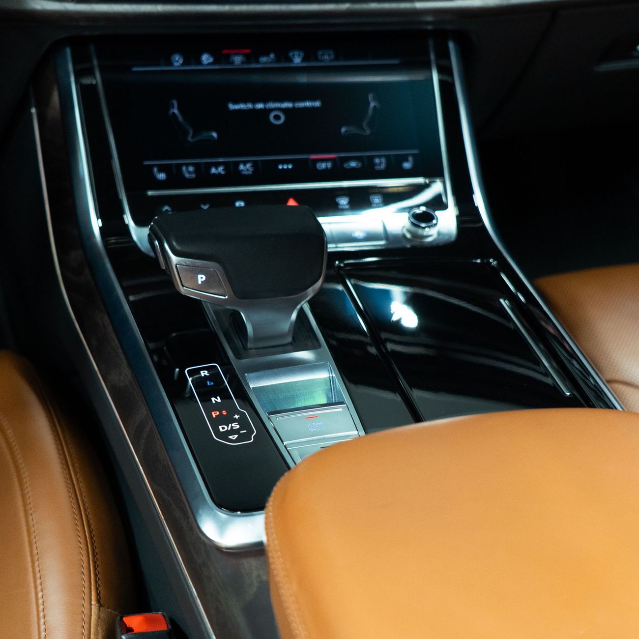 أودي Q8 55 TFSI quattro S-Line 3.0L (340 HP) AED 2,490 pm • 0% Downpayment • Audi Q8 55 TFSI S-Line • 1 Year