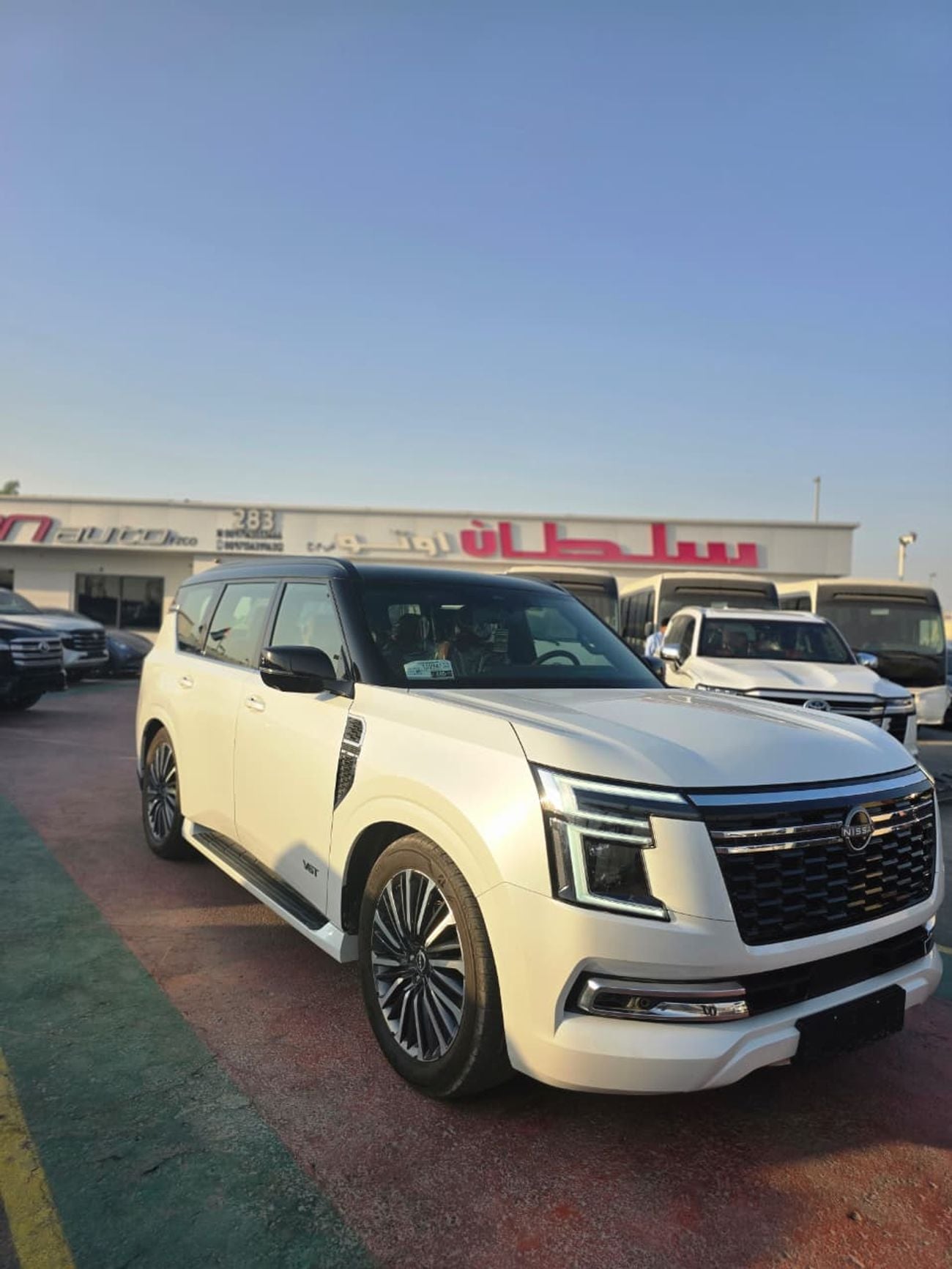 نيسان باترول LE PLATINUM CITY نيسان باترول بلاتينيوم LE 3.5 أسود اللون مع مقصورة داخلية حمراء، موديل 2026