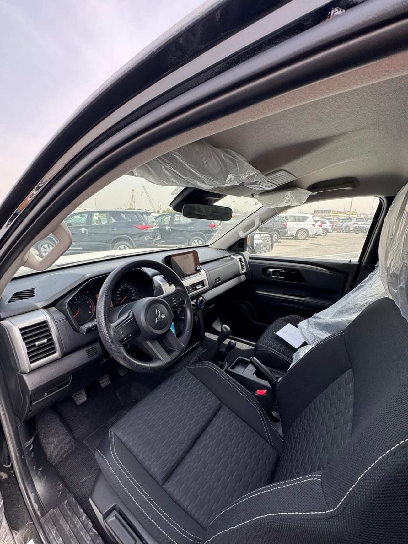 Mitsubishi L200 GLX Double Cab Petrol 2.4L Mitsubishi L200 Petrol FULL OPTION!!!