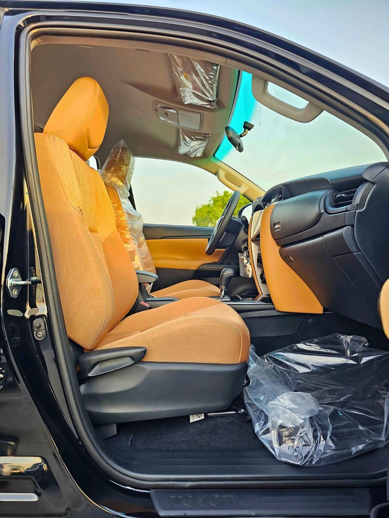 تويوتا فورتونر 2.4L V4 DIESEL / MANUAL A.C / DIFF LOCK / OVER FENDER / FOG LAMPS / CHROME HANDLE /CODE#FD24B