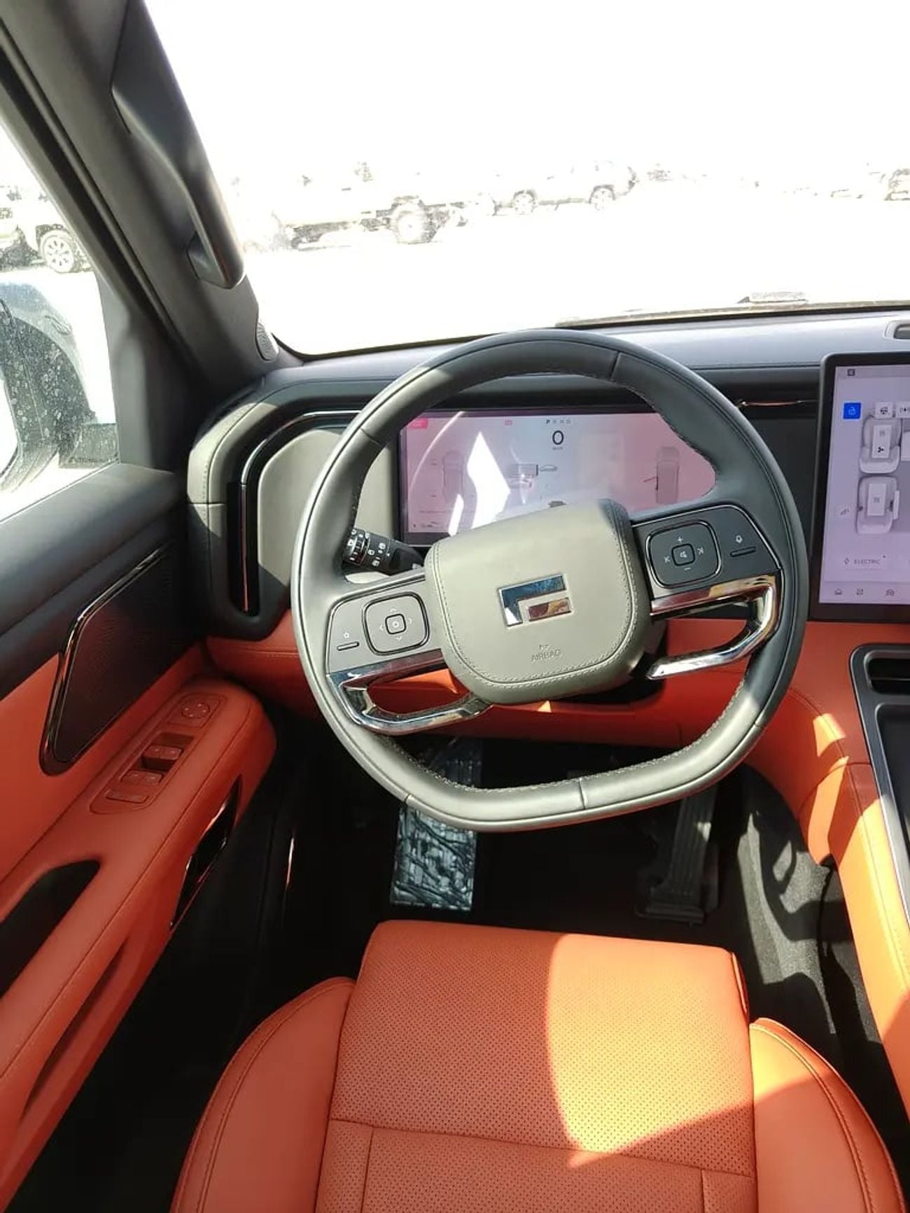 روكس 01 7-Seat Range-Extended SUV