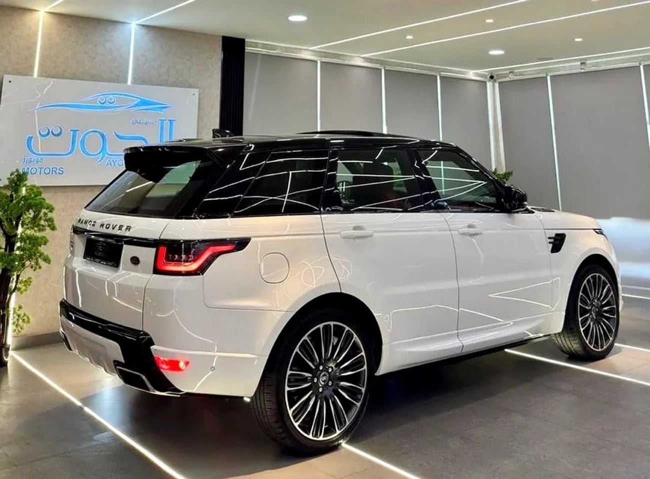Land Rover Range Rover Sport HSE DYNAMIC AUTOBIOGRAPHY || GCC II FULLY LOADED I| PANORAMIC I| F.S.H || SCREENS II FOOTSTEPS