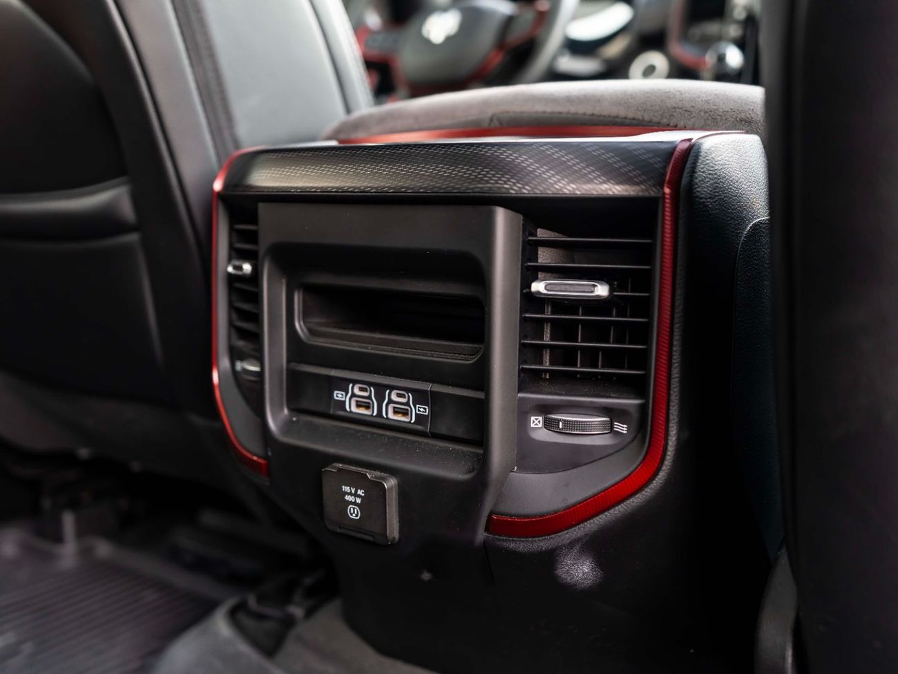 رام 1500 Rebel 5.7L Crew Cab Utility (5 Seater)