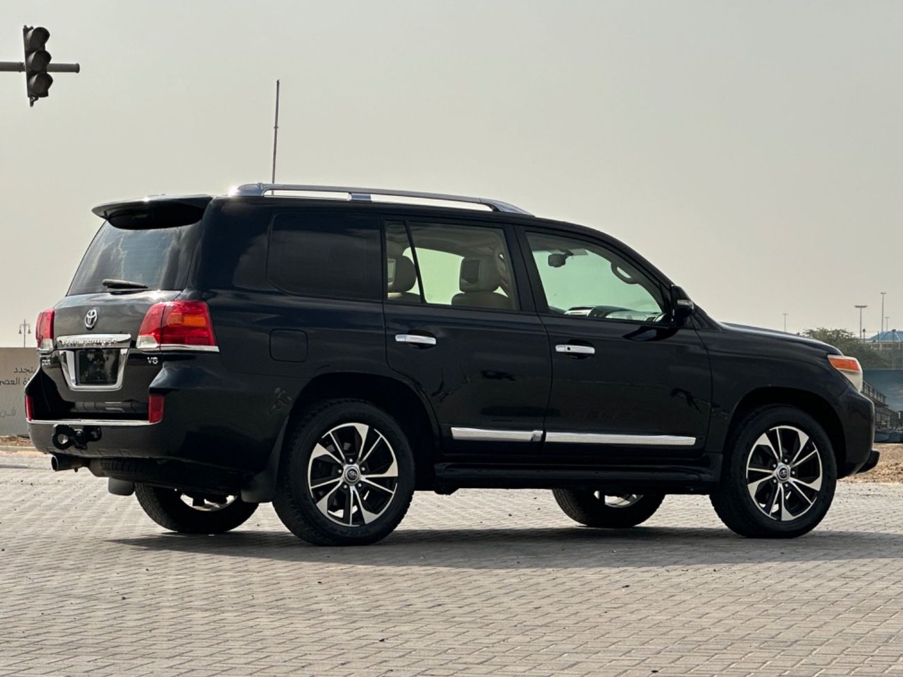 Toyota Land Cruiser GXR 4.0L (271 HP) 4WD MODEL 2015 GCC CAR PERFECT CONDITION INSIDE AND OUTSIDE FULL OPTION SUN ROOF