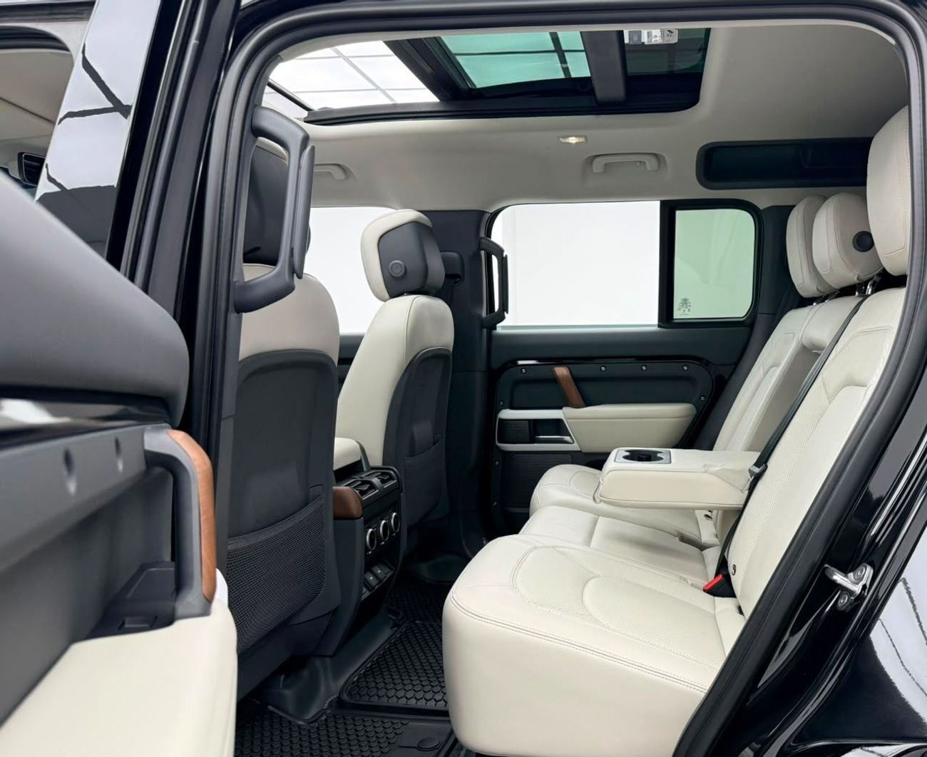 لاند روفر ديفندر 2024 Land Rover Defender 110 HSE P400, 2028 LR Warranty, 2029 LR Service Pack, Fully Loaded, GCC