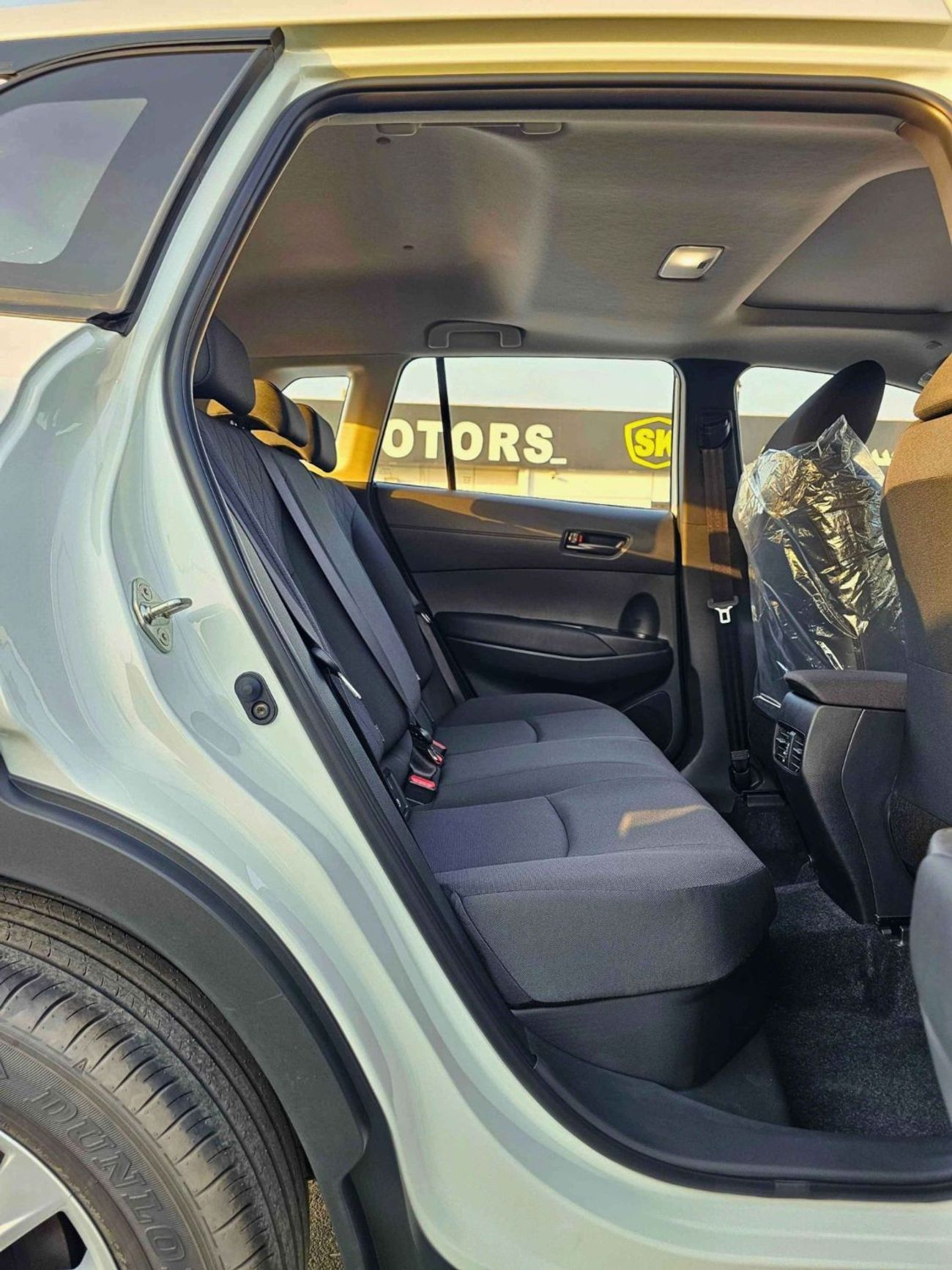 تويوتا كورولا كروس HYBRID ELITE / SUNROOF / FABRIC SEATS / 2.0L V4 PETROL (CODE # CRCHC)