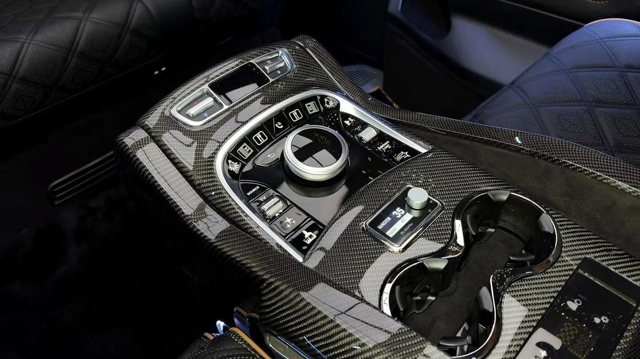 مرسيدس بنز V 300 ARRIVAL MODEL VIP MERCEDES GCC V300 with ADDITIONAL REAR AC - 2 Years Warranty by VLINE