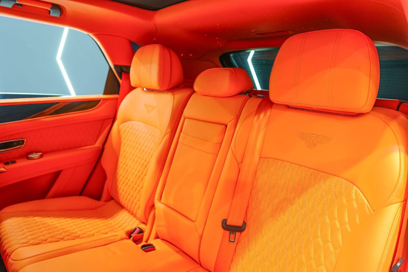 Bentley Bentayga W12, Carbon Fiber Body Kit, Panoramic Roof, Starlight Headliner, GCC Specs!!