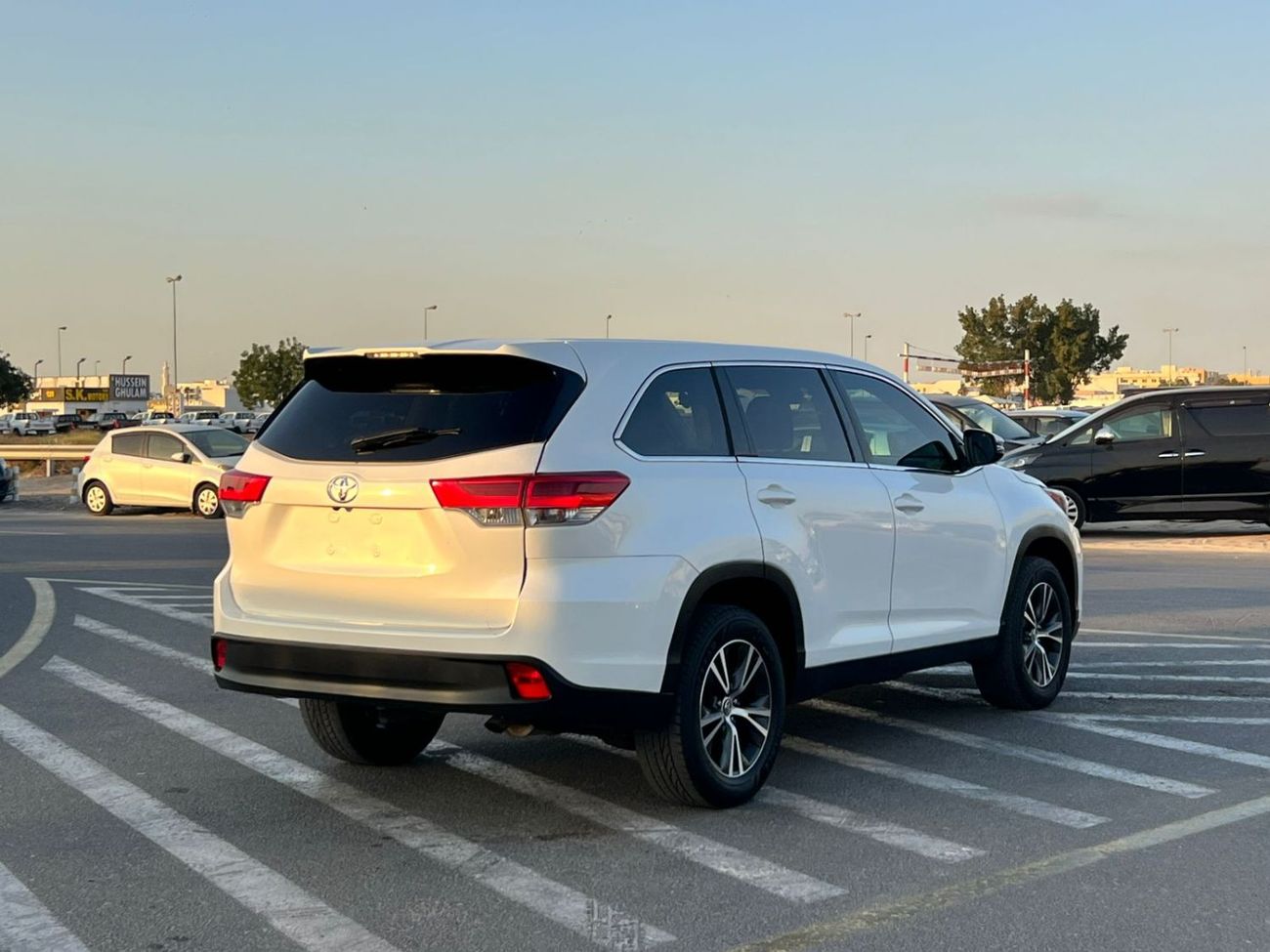 تويوتا هايلاندر 2019 Toyota Highlander MidOption - 2.7L V4 - Rear Camera - 7 Leather Seat