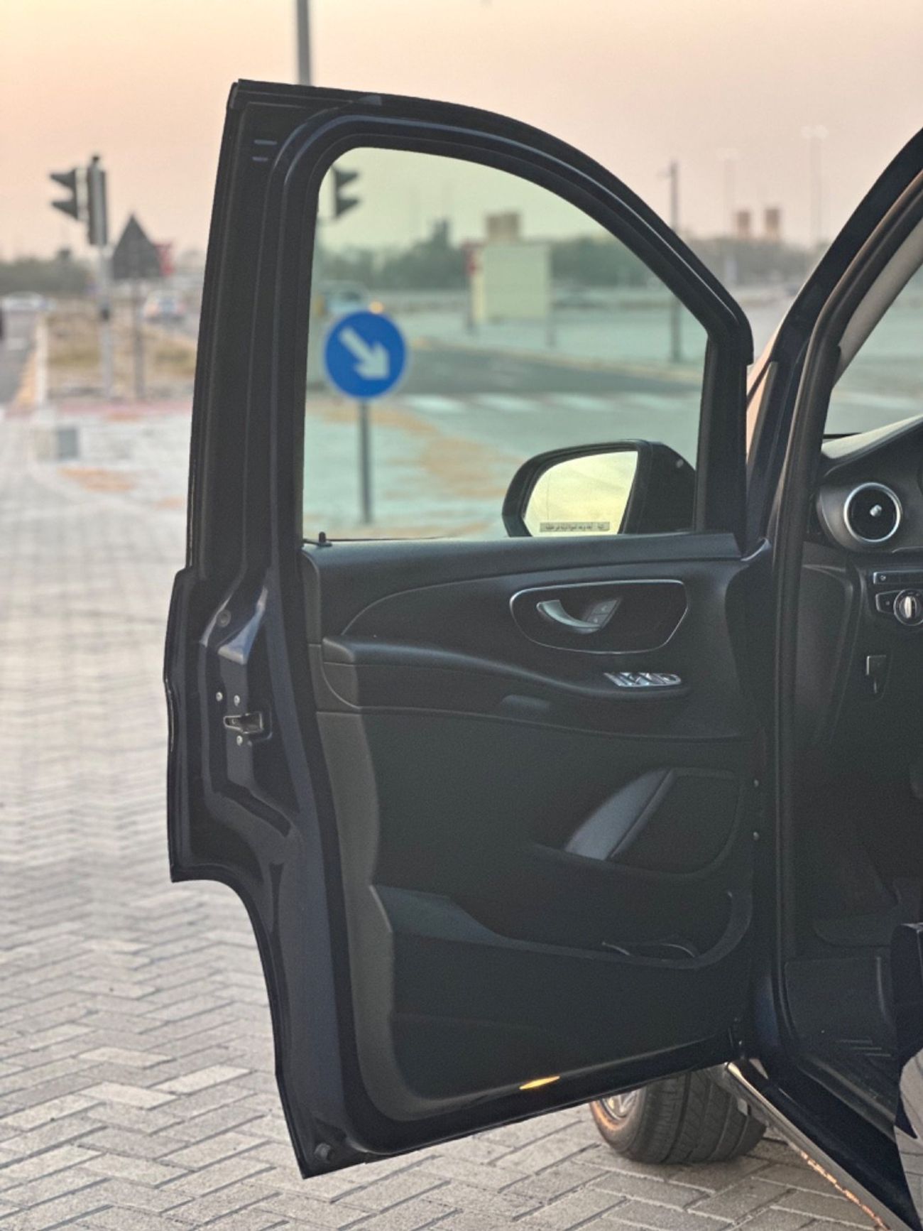 مرسيدس بنز V 250 موديل 2019 خليجي حاله ممتازه من الداخل والخارج صبغ الوكاله مالك واحد من الوكاله