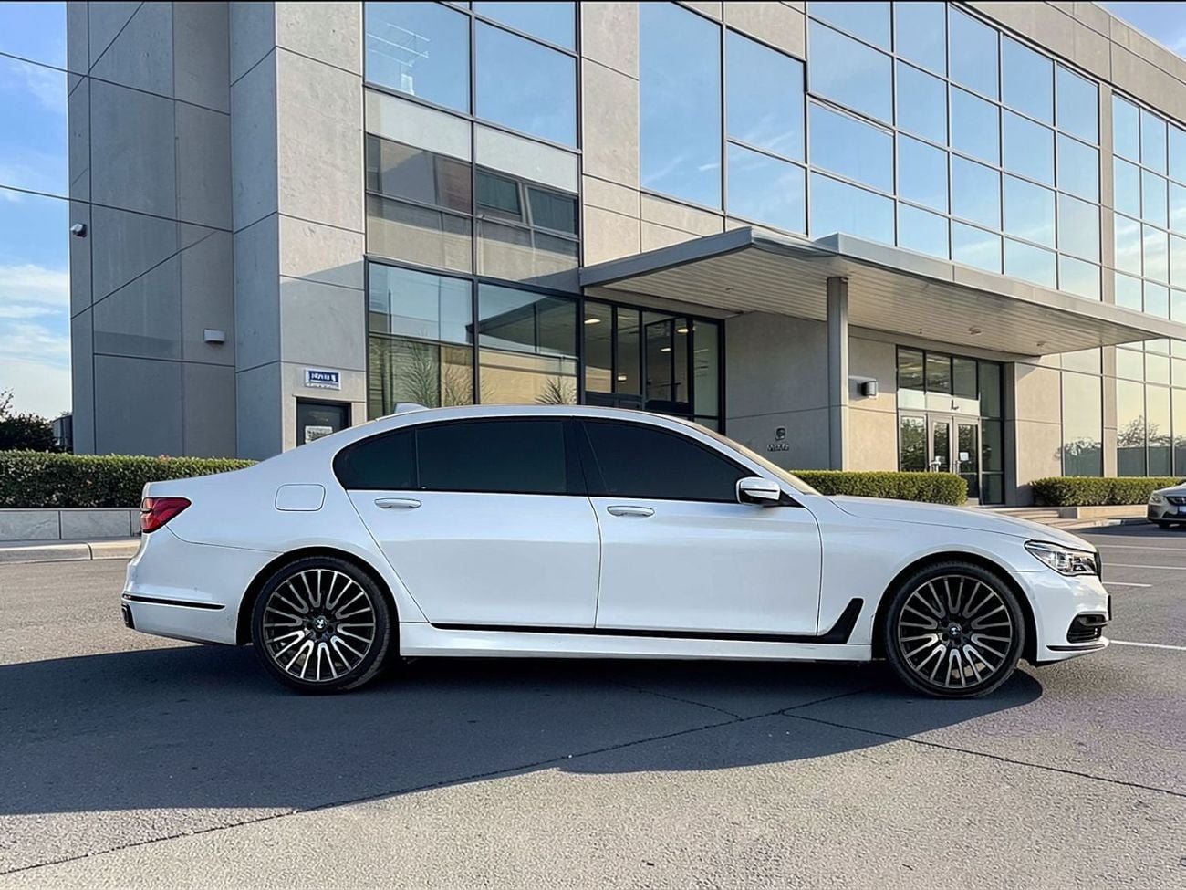 بي أم دبليو 750Li xDrive Executive 4.4L