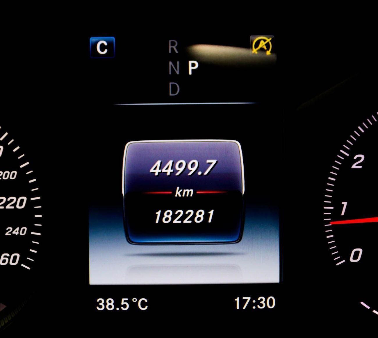 مرسيدس بنز GLC 250 Mercedes GLC 250/4MATIC 2018, GCC original paint accident-free, in excellent condition 2300