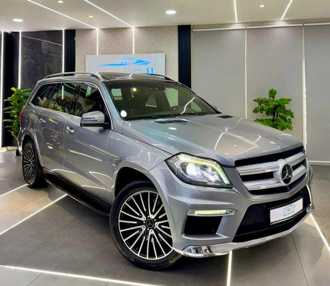 Mercedes-Benz GL 500 Std 4.7L BEAUTIFUL MERCEDES GL500 V8 || TOP RANGE || ACCIDENTS FREE || GCC || 7 SEATS || LIKE NEW