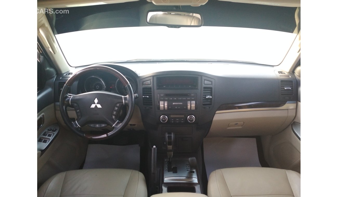 ميتسوبيشي باجيرو 2013 ابيض  3.8خليجى جلد فتحة سقف حالة وكالة بدون صبغ بدون حوادث ممتازة