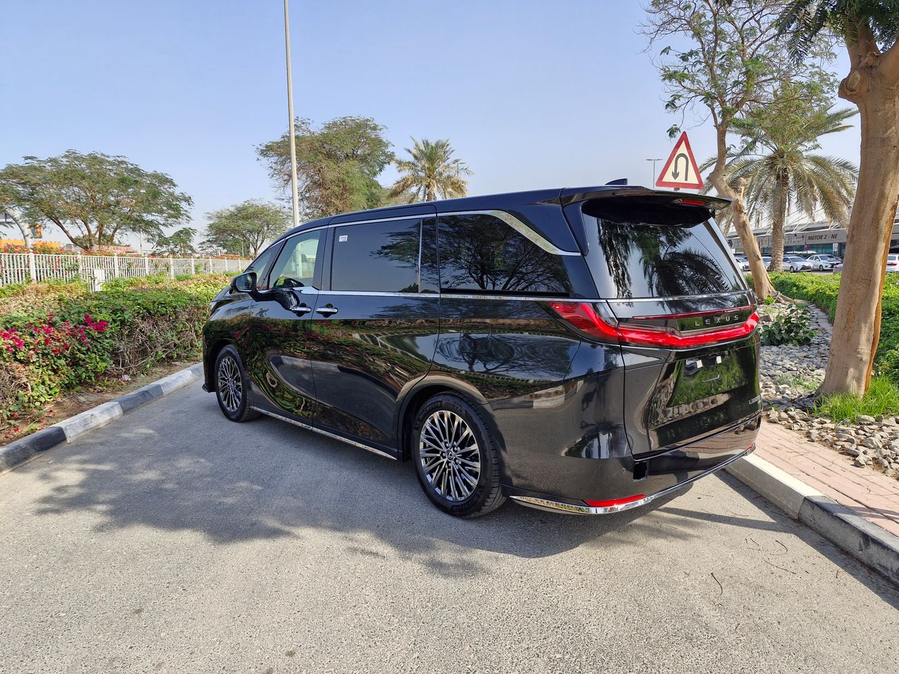 لكزس LM 350h AWD ULTRA LUXURY BRAND NEW 0KM