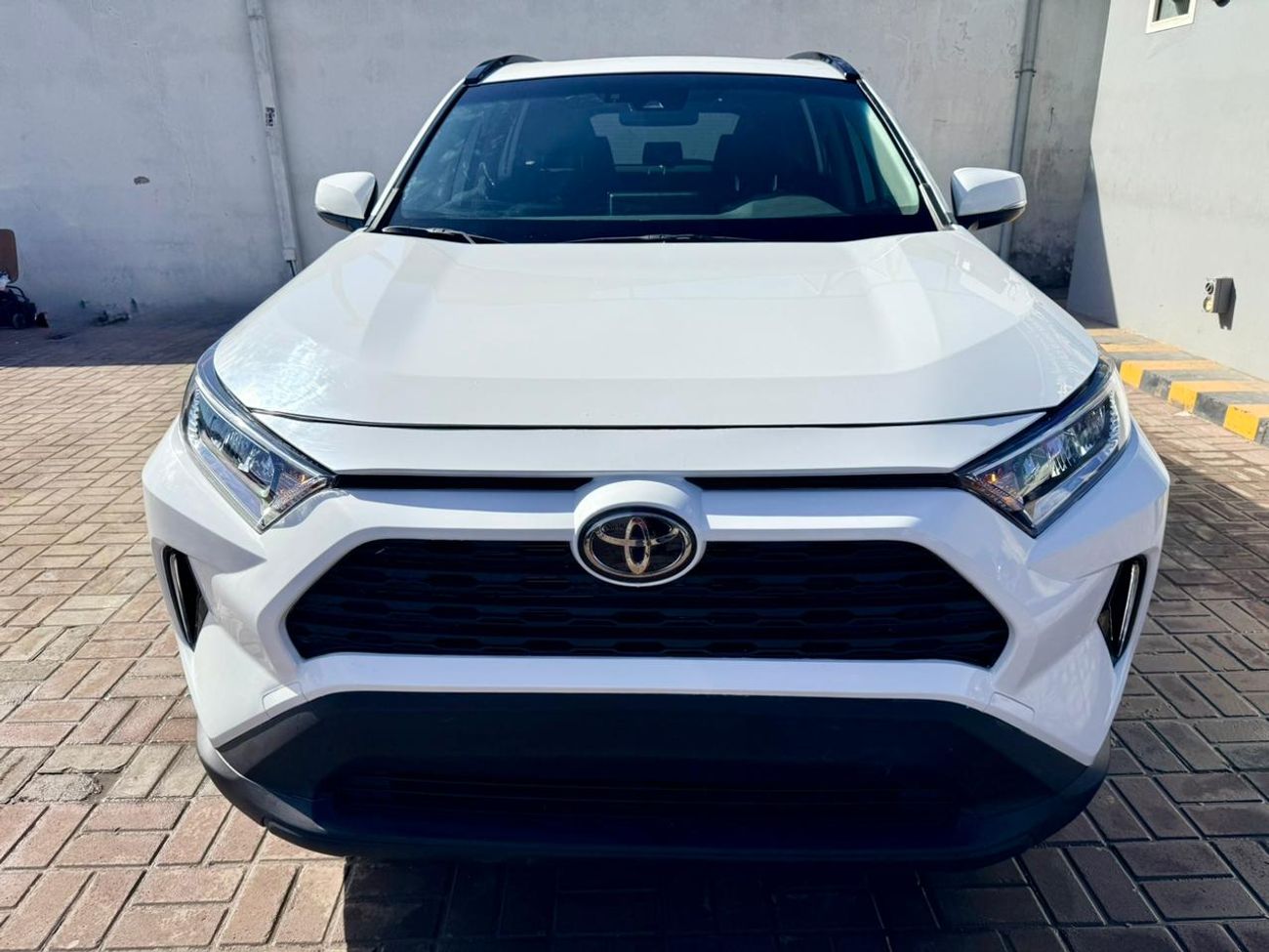 Toyota RAV4 2021 Toyota Rav4  XLE 2.5L full option + sunroof + Push start + alloy rim + Radar + keyless Entry  e