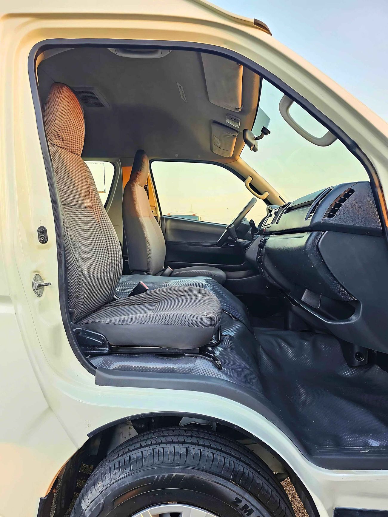 Toyota Hiace PASSENGER/ HIGHROOF/ PATROL MANUAL/ 13 SEATS/ EXPORT ONLY/ LOT# 76549