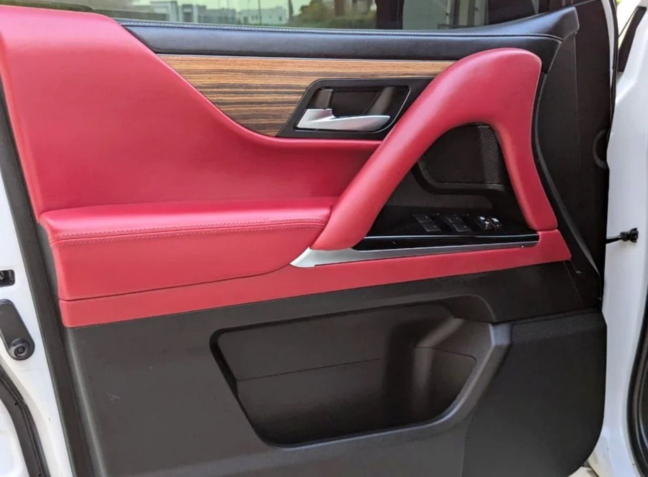 Toyota Land Cruiser 2015 FACELIFTED 2025 WITH INTERIOR AND EXTERIOR V8 FULL OPTION IN EXCELLENT CONDITION