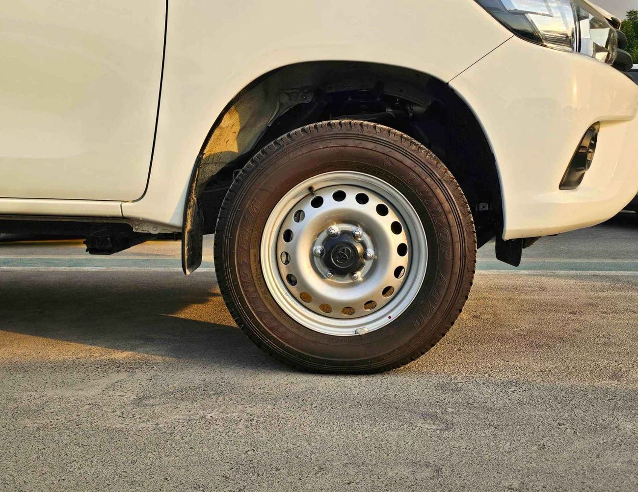 تويوتا هيلوكس NARROW BODY DOUBLE CABIN / 2.4L M/T DIESEL / REAR CHROME BUMPER / DIFF-LOCK (CODE # GLX-G2)