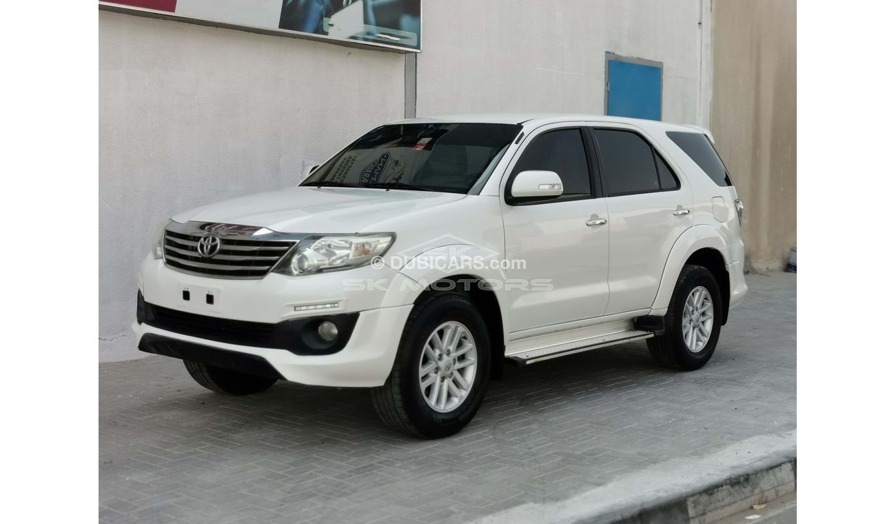 Toyota Fortuner 2.7L, 17" Rims, DRL LED Headlights, Rear Camera, Leather Seats, Rear LCD's, SRS Airbags (LOT # 186)