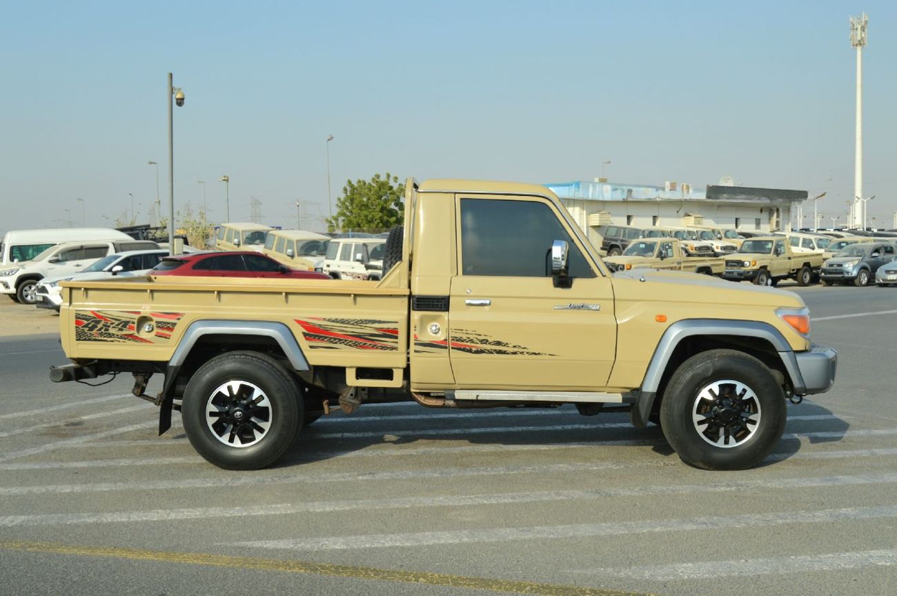 تويوتا لاند كروزر بيك آب Toyota Land Cruiser Pick-Up Single Cabin Year: 2018 Color: Beige
