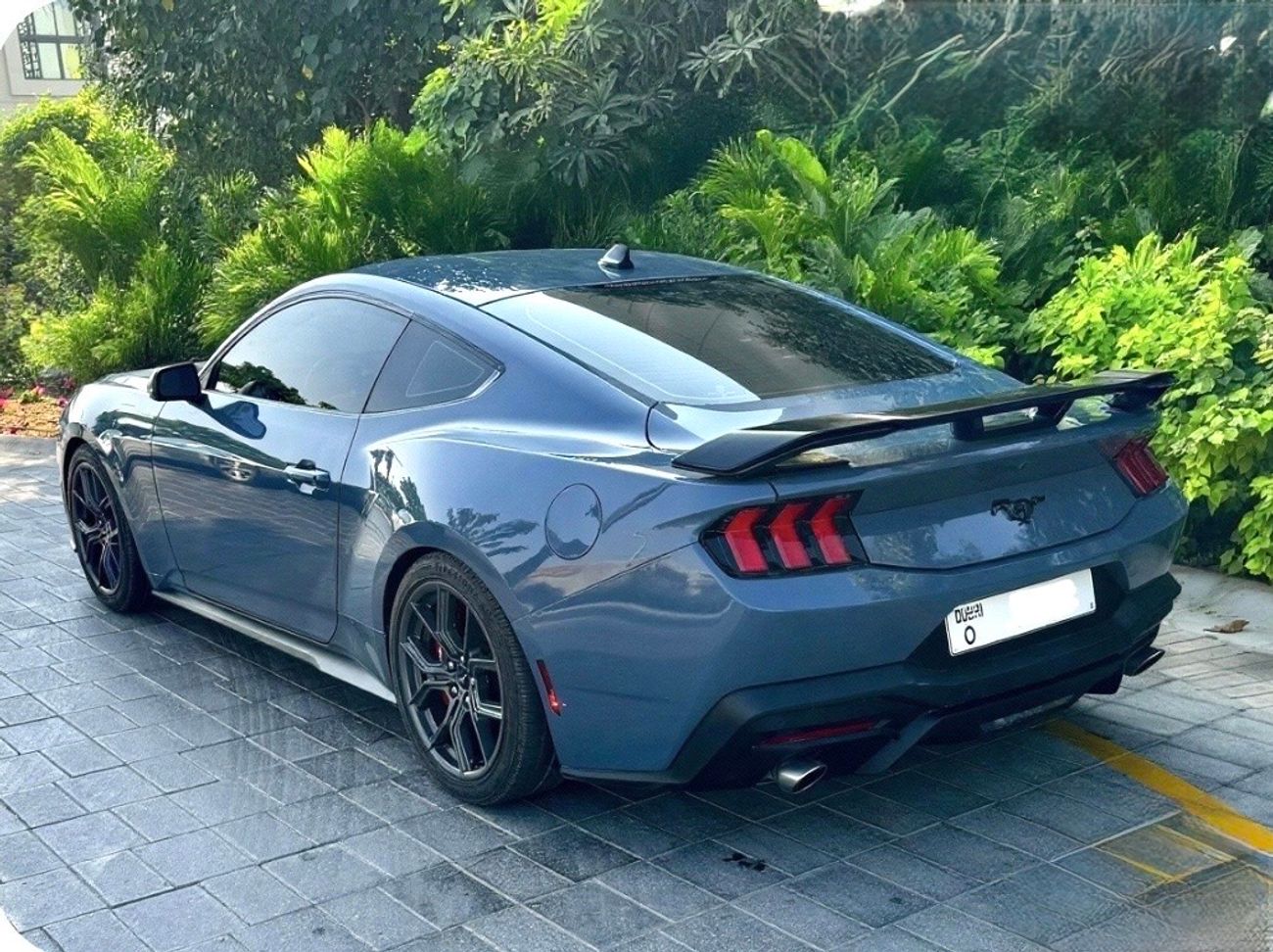 فورد موستانج Performance Package with upgraded brakes, sport suspension and cold air intake