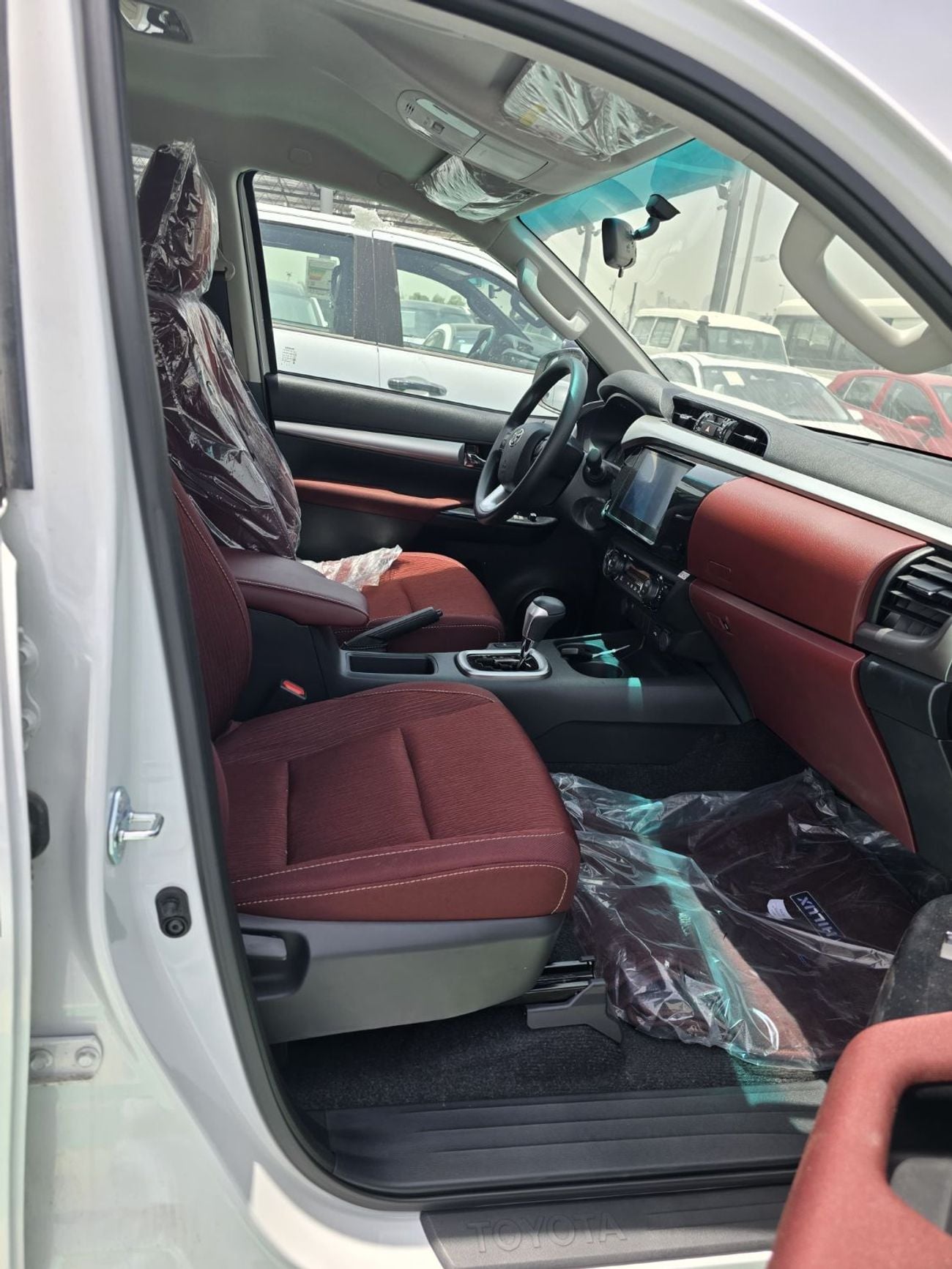 Toyota Hilux TOYOTA HILUX 2.7L 4 CYLINDER 2026 MODEL OMANI