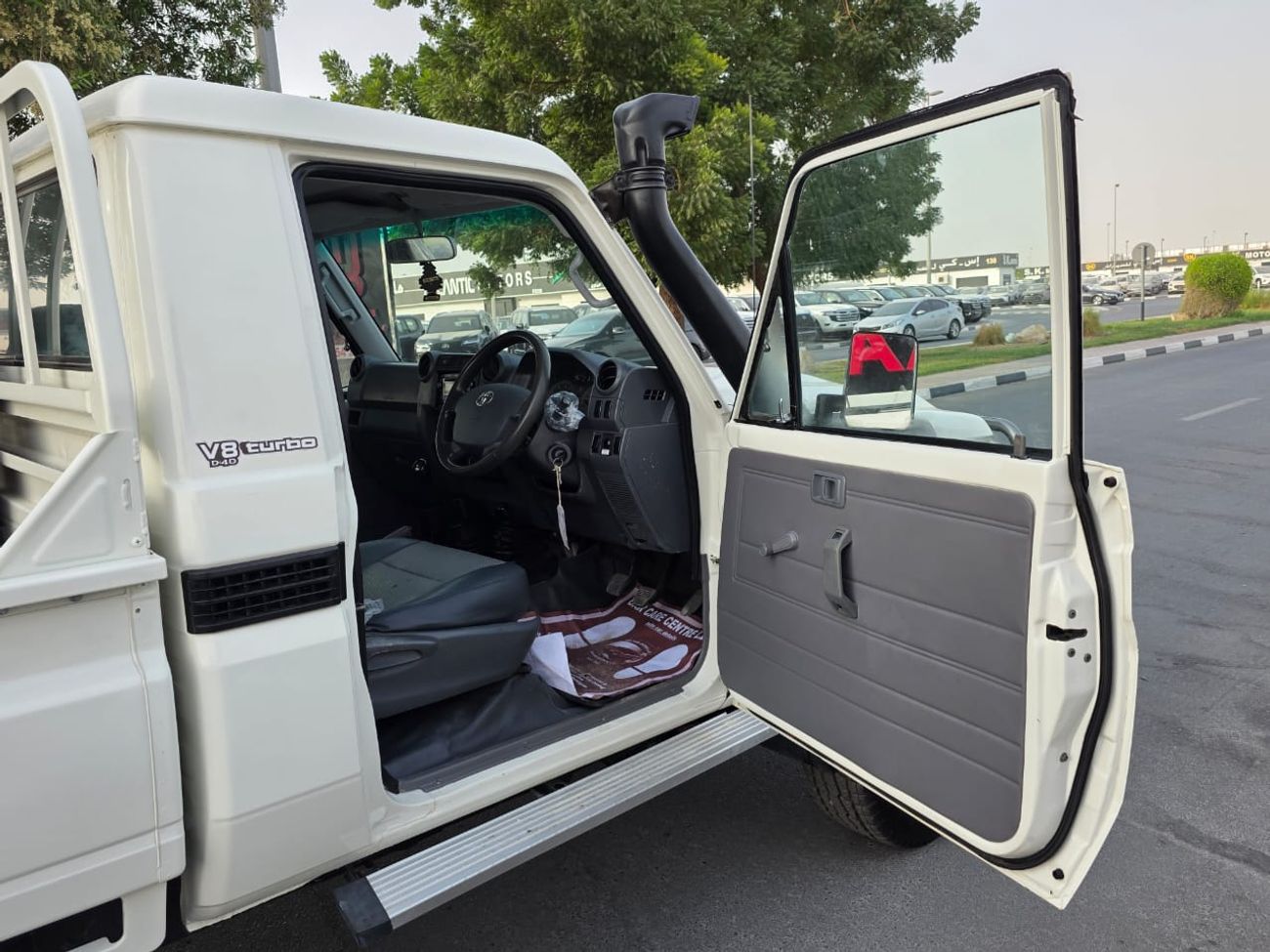 تويوتا لاند كروزر بيك آب diesel 4.5 liter ,right hand drive 2017 model V8 only for export available