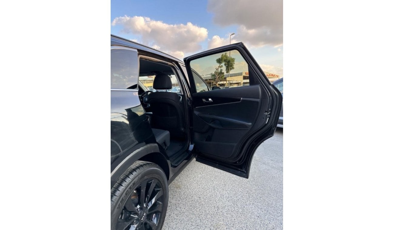 Kia Sorento car in good condition 2019 with engine capacity 3.3