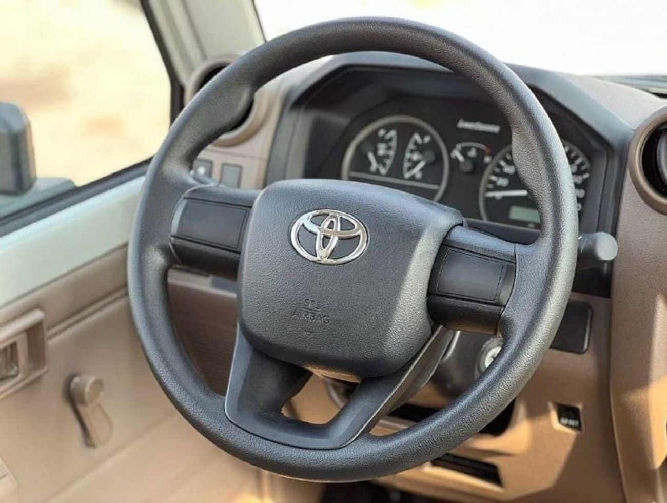 Toyota Land Cruiser Pick Up LC79 S/C 4.5L V8 DSL M/T //2024// STANDER OPTION WITH COOL BOX , AIR COMPRESSOR , WIRELESS CHARGER /