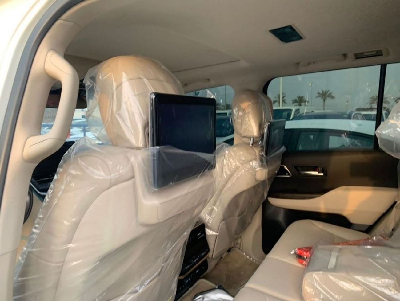 تويوتا لاند كروزر 2025 TOYOTA LAND CRUISER LC300 4.0L VXR WHITE - BEIGE AUTOMATIC FULL OPTION