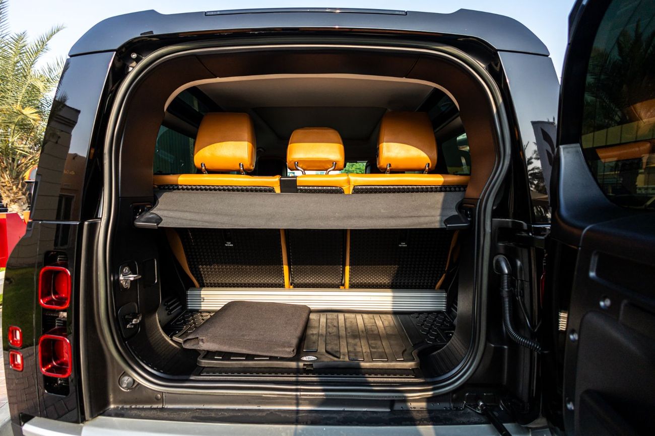 Land Rover Defender P300 90 SE 2.0L (6 Seater)