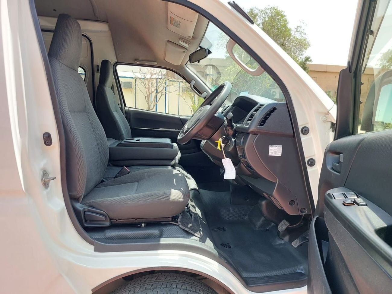 Toyota Hiace TOYOTA HIACE COMMUTER VAN RHD 2016 MODEL 3.0 L DIESEL AUTOMATIC(PM17014)