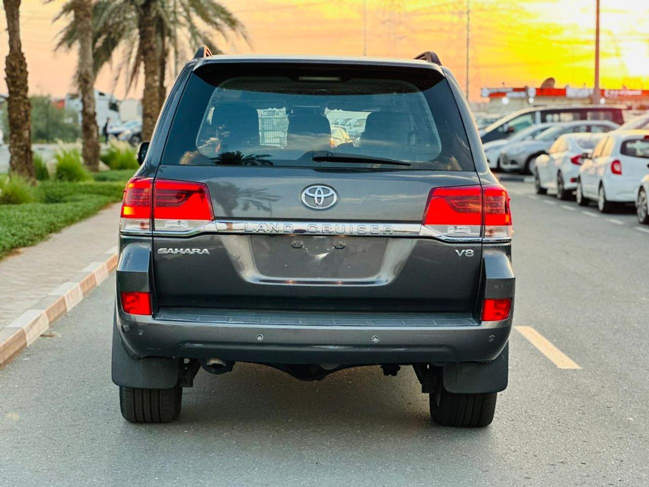 تويوتا لاند كروزر DIESEL SAHARA 4.5 LITER ,2019 MODEL ,GREY COLOR ,RIGHT HAND DRIVE