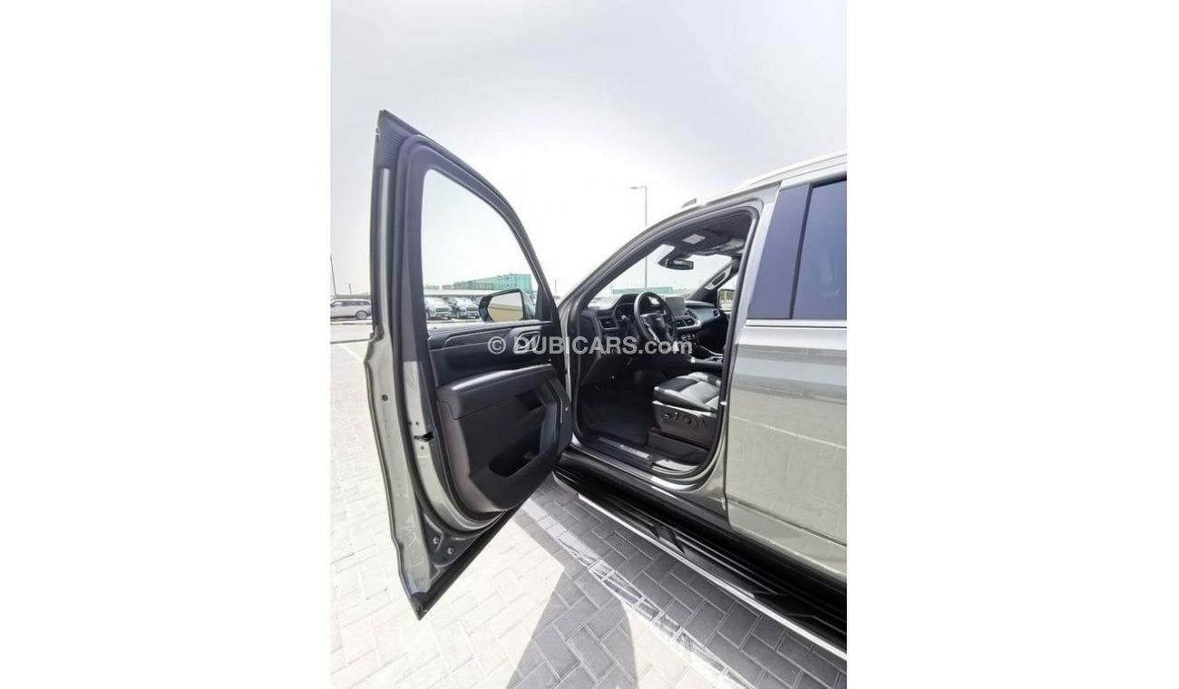 Chevrolet Suburban Chevrolet LT Suburban - 2023 - Green