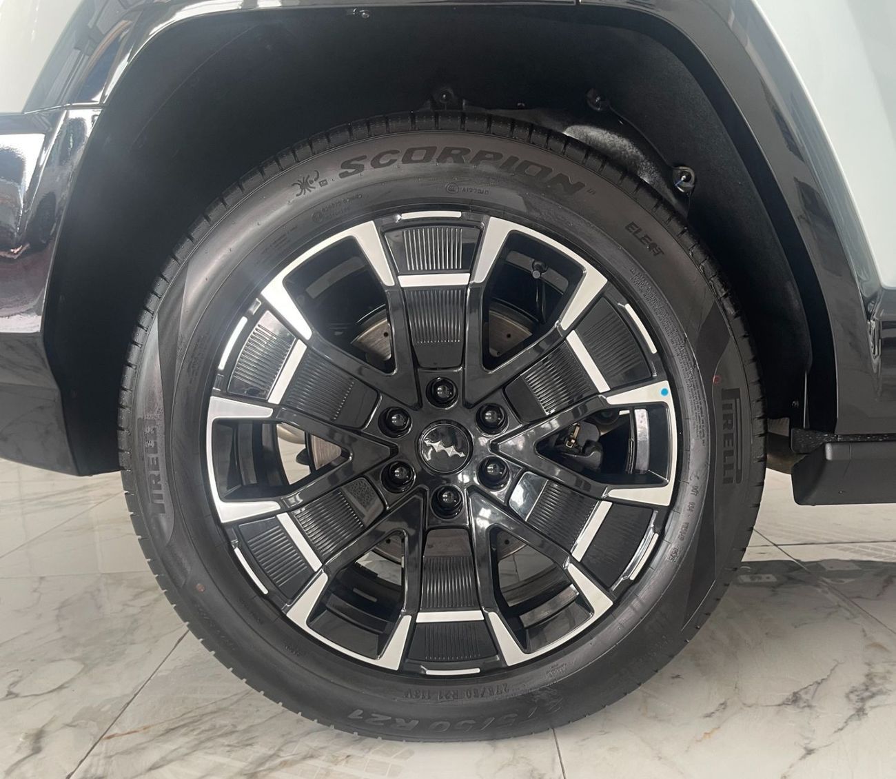 BYD Leopard 8 8 Plug in Hybrid 2.0 L 500 KW dual motor - 100,000km service contract - 10 years warranty - 7 Seater