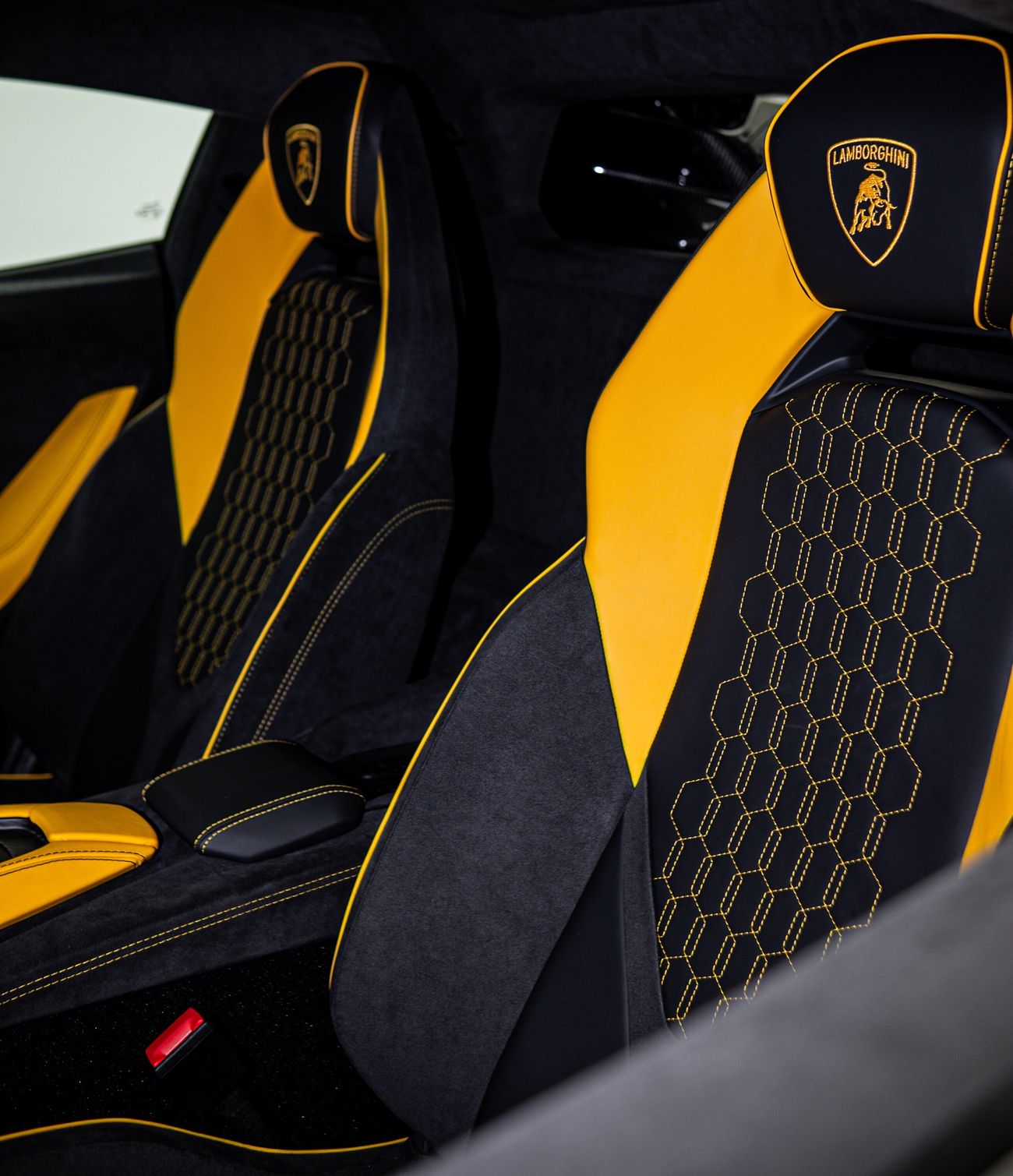 لامبورغيني ريفويلتو 6.5L V12 Hybrid