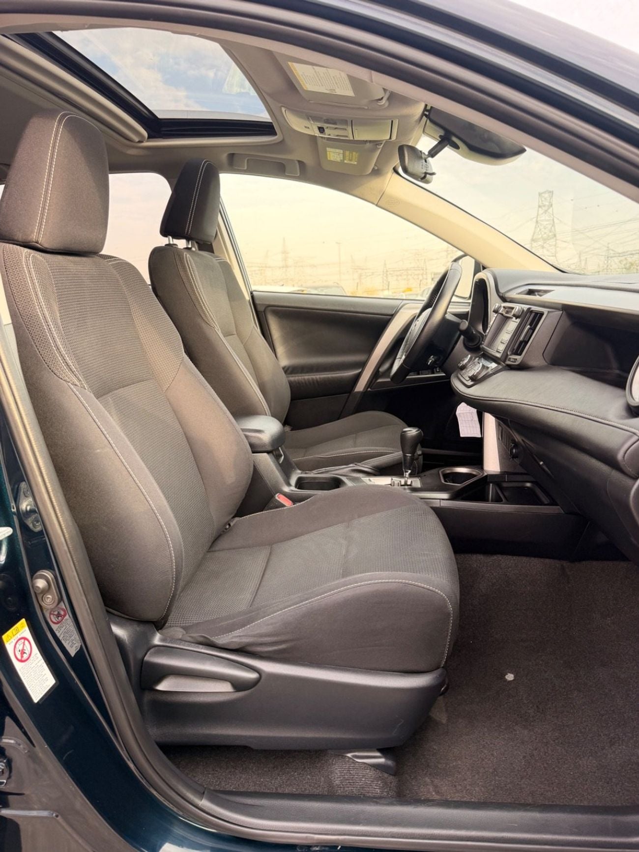 Toyota RAV4 XLE 2.5L / Sunroof, 4WD Full option