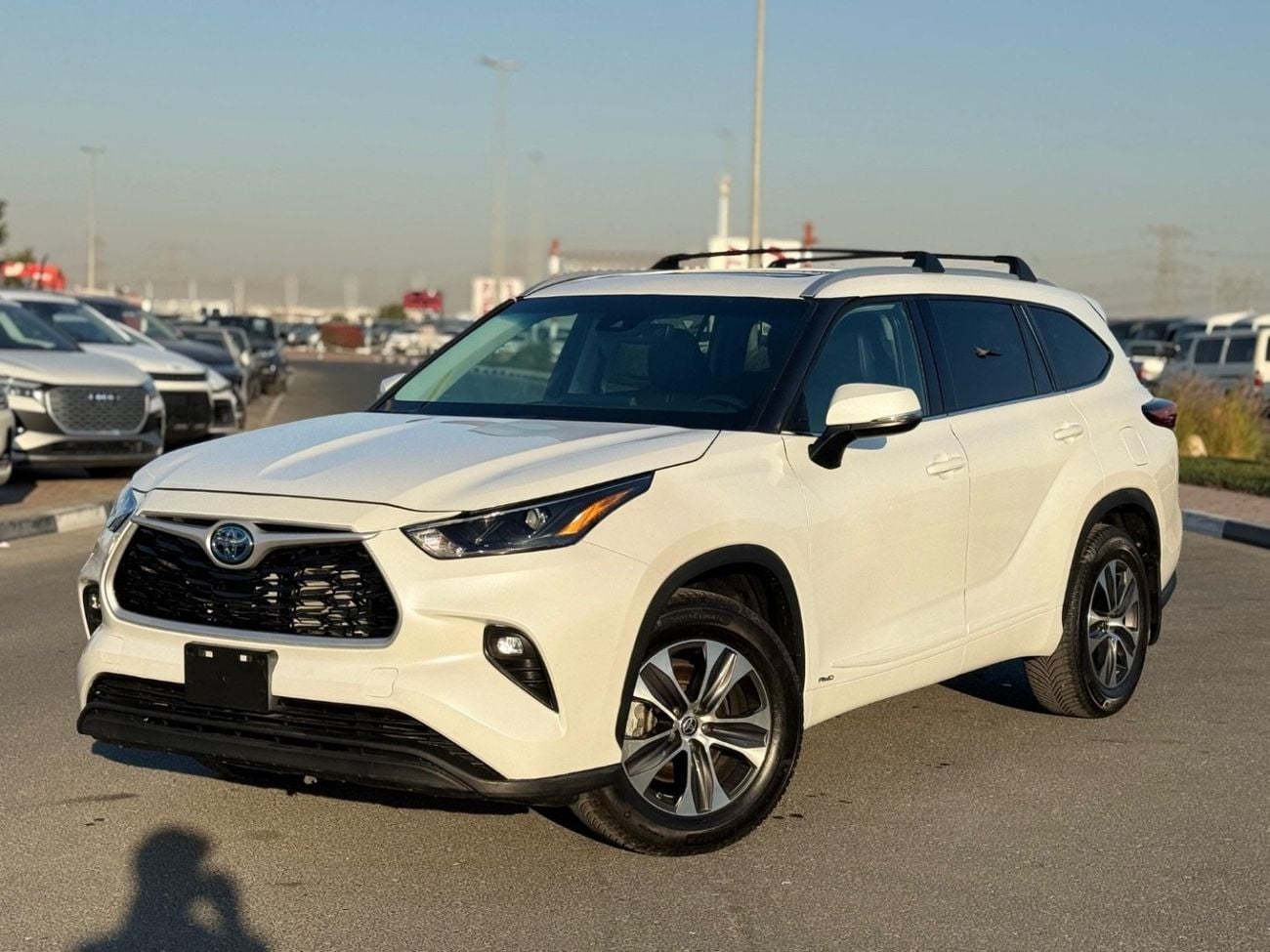 Used TOYOTA Highlander Hybrid XLE Premium 2022 for sale in Dubai - 814007