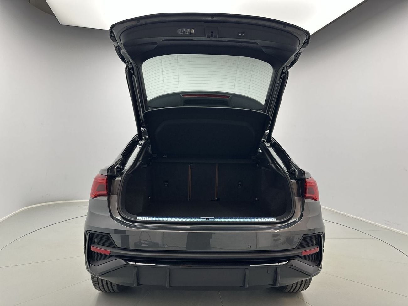 أودي Q3 Q3 Sportback 40 TFSI quat 180hp S line (Ref# 07836)