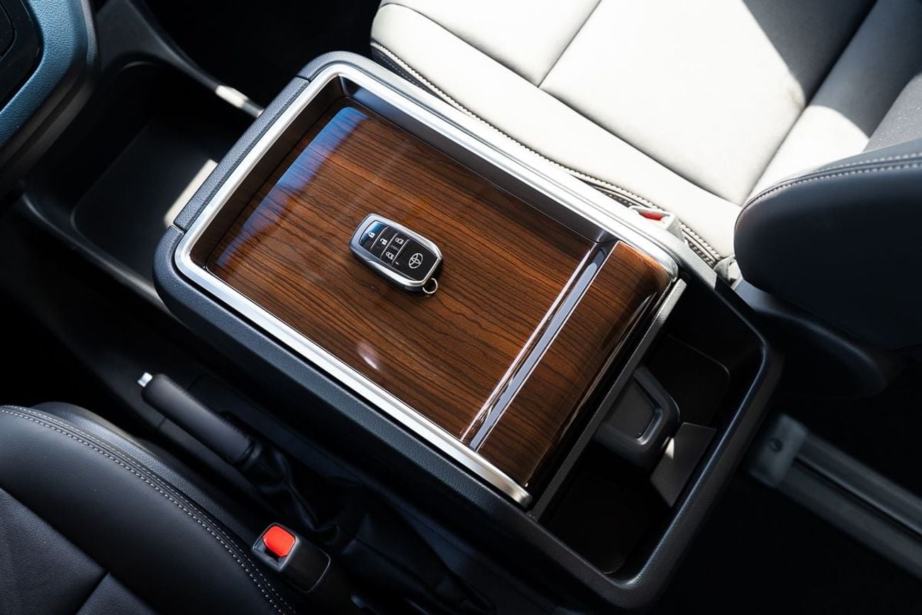 تويوتا جرافينا Premium 6 seater Diesel 2.8L Automatic Transmission 2025