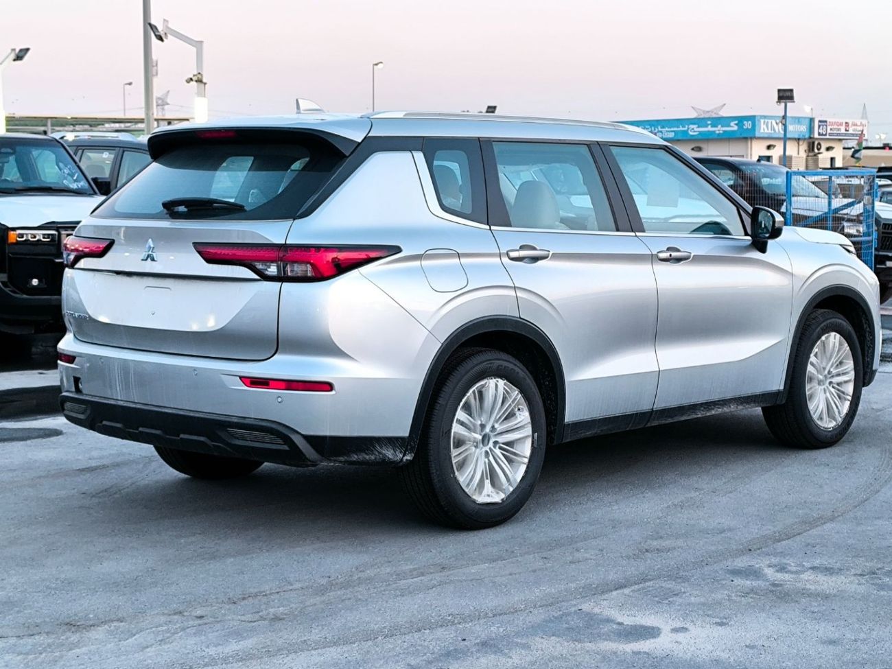 Mitsubishi Outlander OUTLANDER 5P-M-LINE 2.5L SUV FWD 5Doors