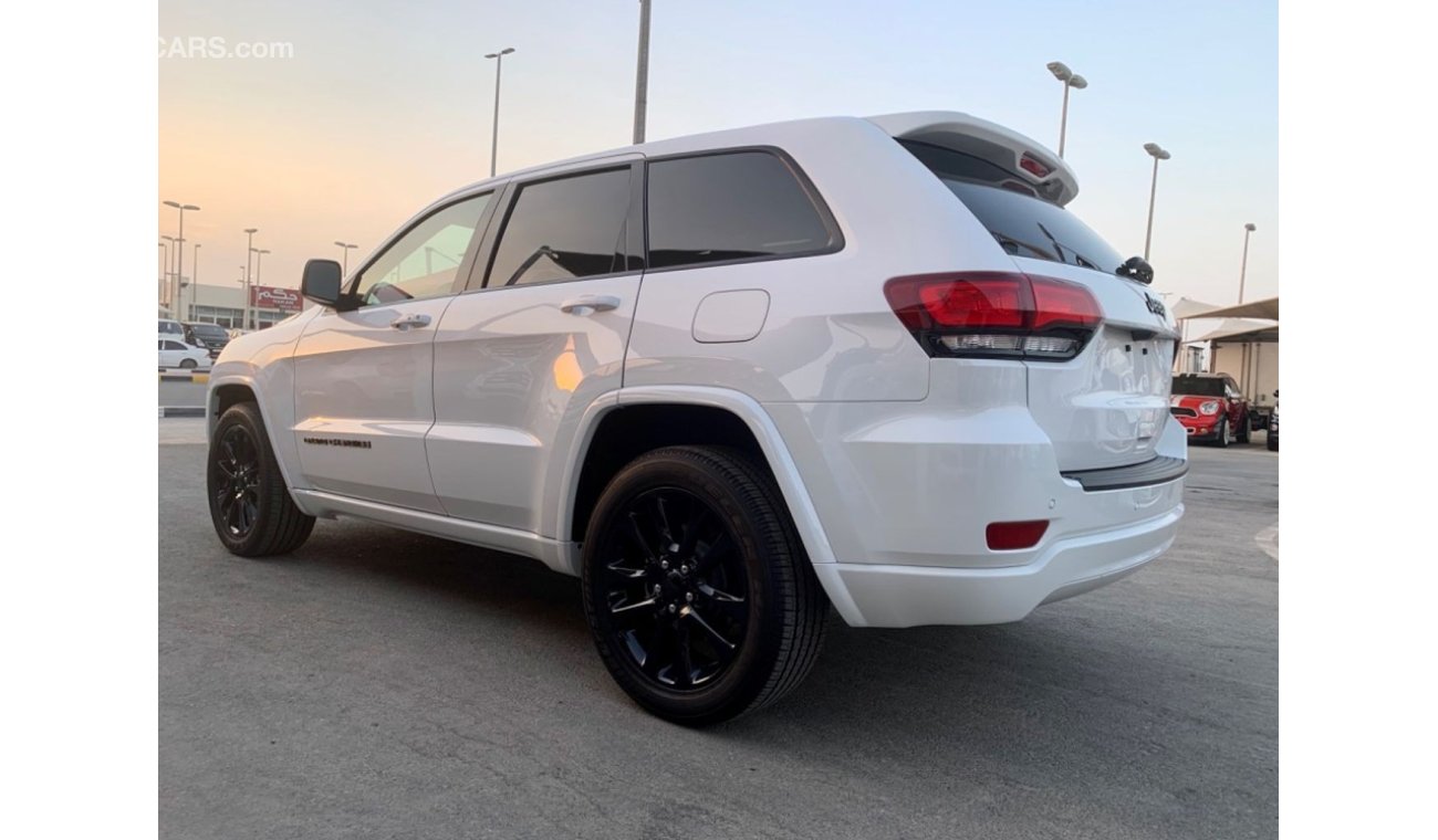 جيب جراند شيروكي LAREDO VERY LOW MILEAGE