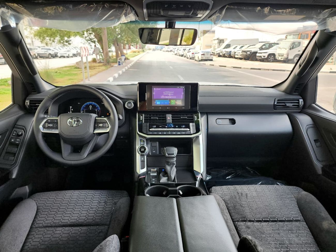 تويوتا لاند كروزر LC300 GXR 3.5 - MID OPTIONS - SUNROOF - 2025 MODEL - WHITE INSIDE BLACK -